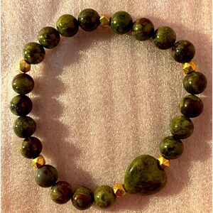 Bracelet green dragon blood crystal with crystal heart.